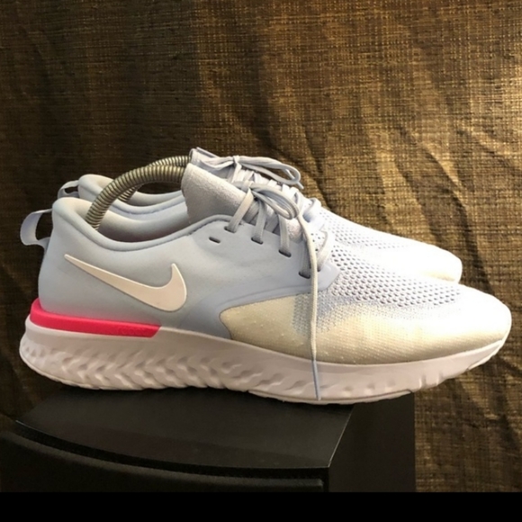 SOLD Nike Odyssey React 2 Flyknit Running Shoes - Picture 2 of 4